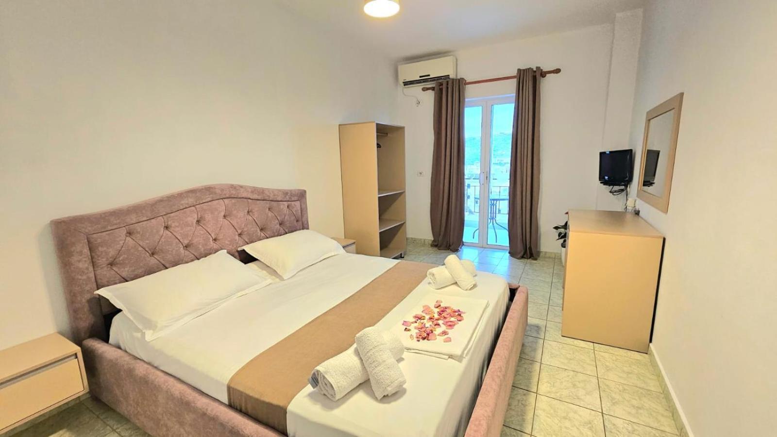 Arileo Hotel Himare Exterior photo