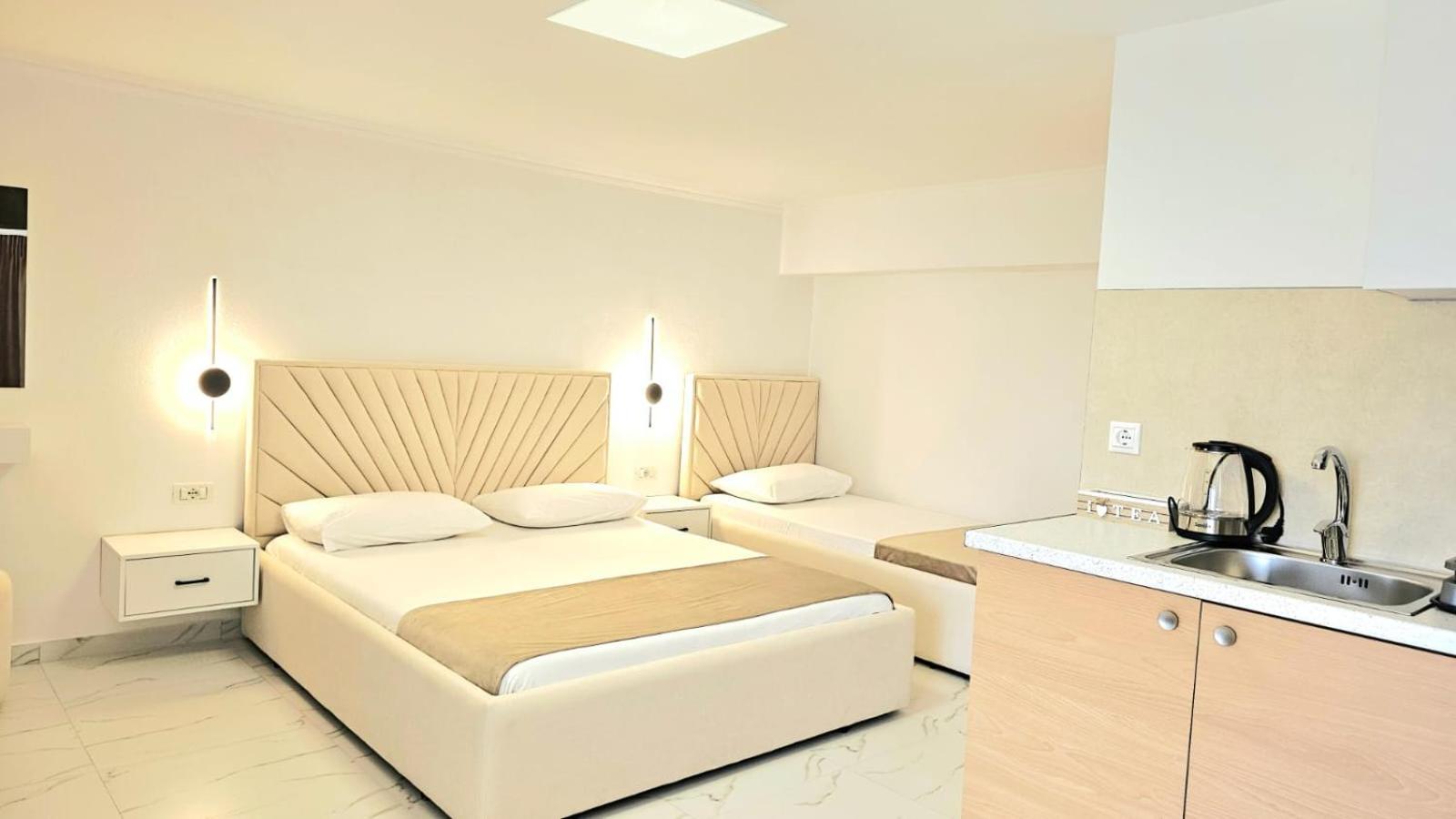 Arileo Hotel Himare Exterior photo